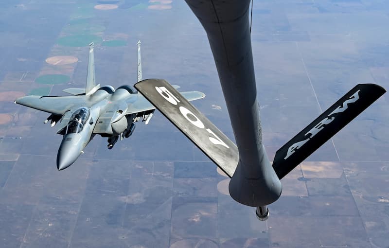 空中給油機KC-135のノズルとF-15EX