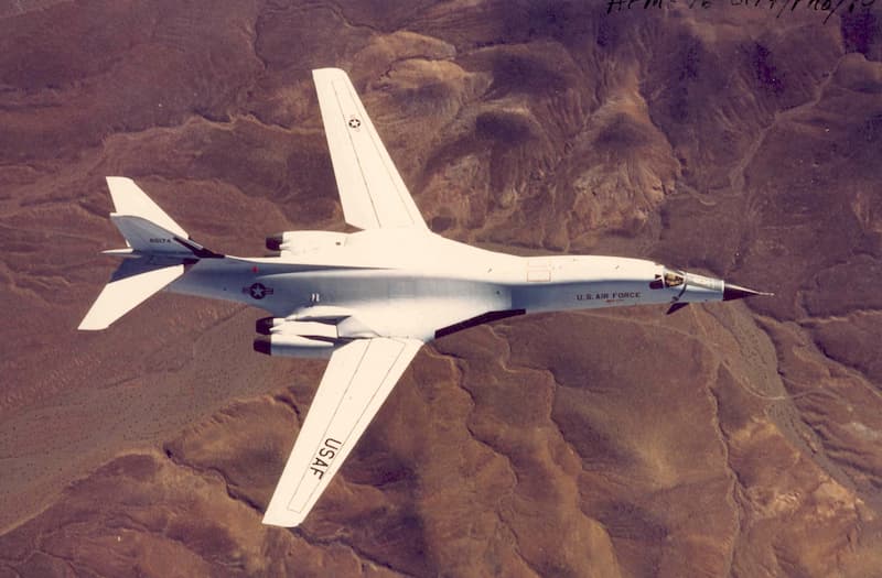 B-1B Lancerの主翼が前方（低速時）の位置：Rockwell International B-1A