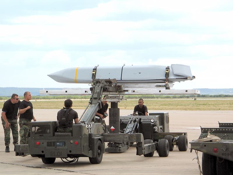 B-1B LancerのJASSM搭載：Dyess AFB demonstrates B-1B's upgrades, combat capabilities