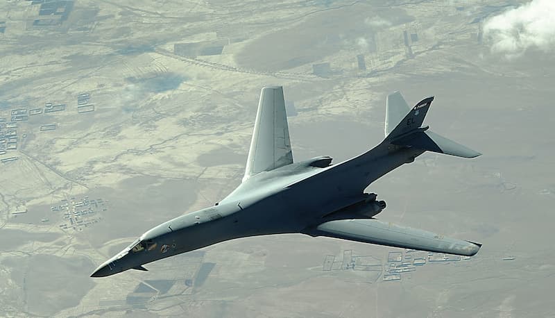 B-1B Lancerを上方から：March 11 airpower summary: B-1Bs disrupt enemy plans