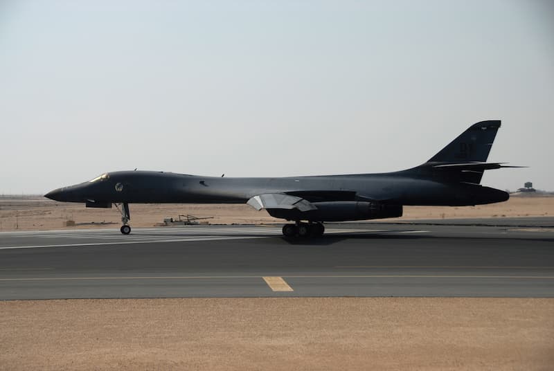 B-1B Lancerを側方から：Nov. 30 airpower summary: B-1Bs provide overwatch