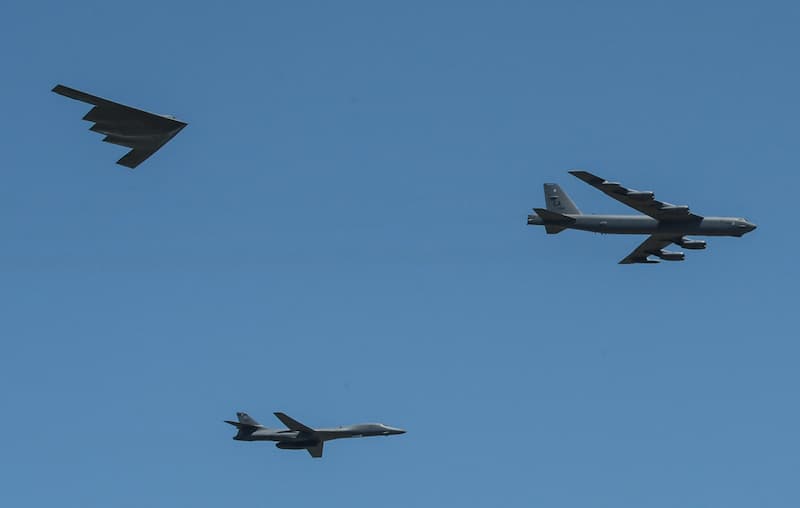B-2 Spirit、B-1B LancerとB-52 Stratofortress（Putting on a show）
