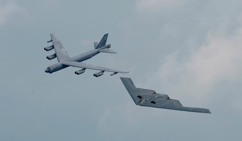 B-2 SpiritとB-52 Stratofortress