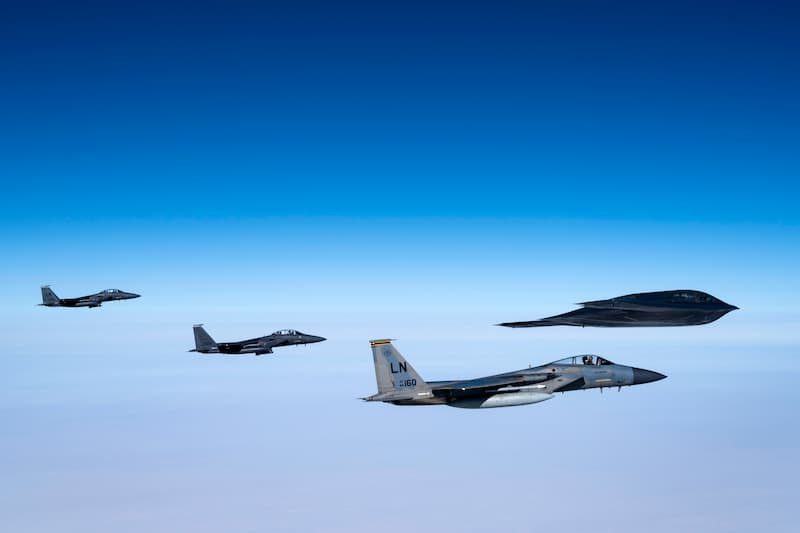 B-2 Spirit、F-15C EagleとF-15E Strike Eagles：Air Power