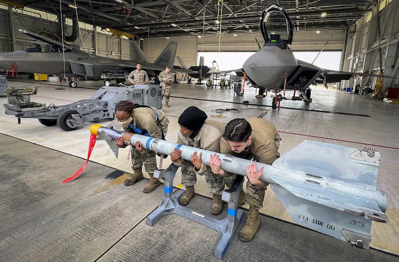 F-22にAIM-7搭載：Load competition teamwork