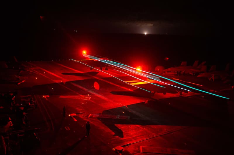 夜間の着艦：F/A-18スーパーホーネット
