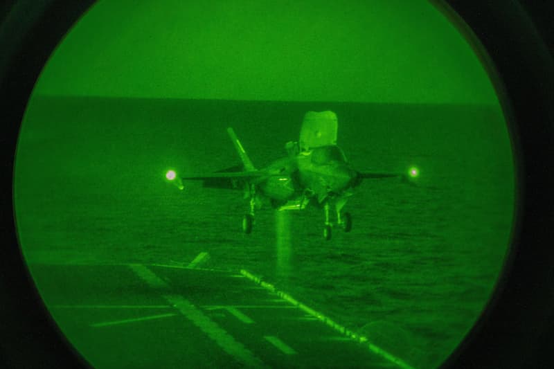 夜間の着艦（その2）：F-35B