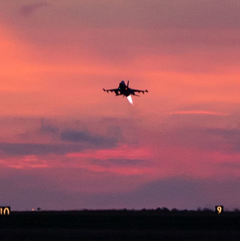 F-16：夕暮れの離陸