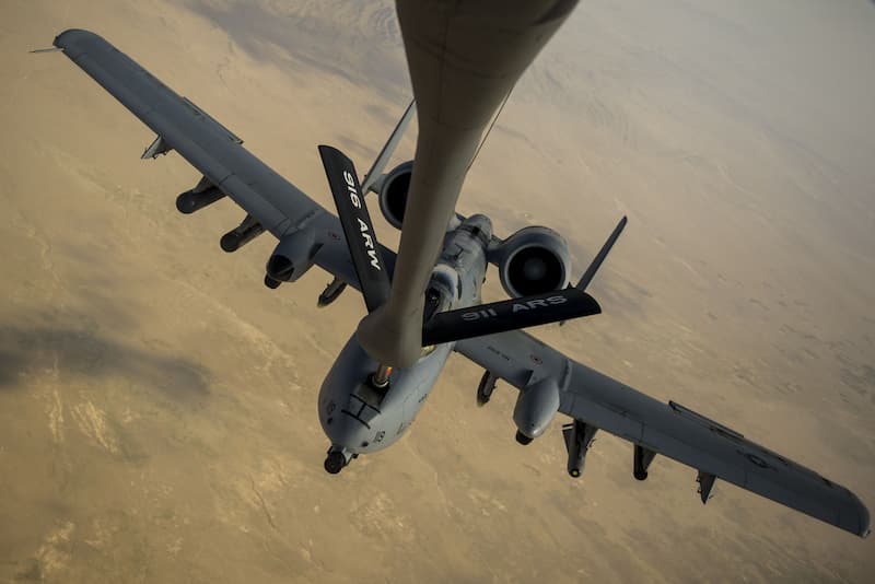KC-135ストラトタンカーからA-10への空中給油