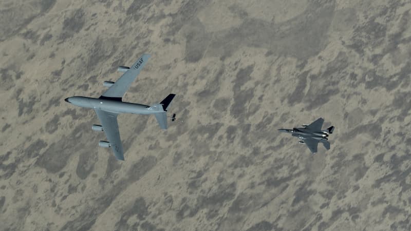 KC-135ストラトタンカーからF-15への空中給油（その1）