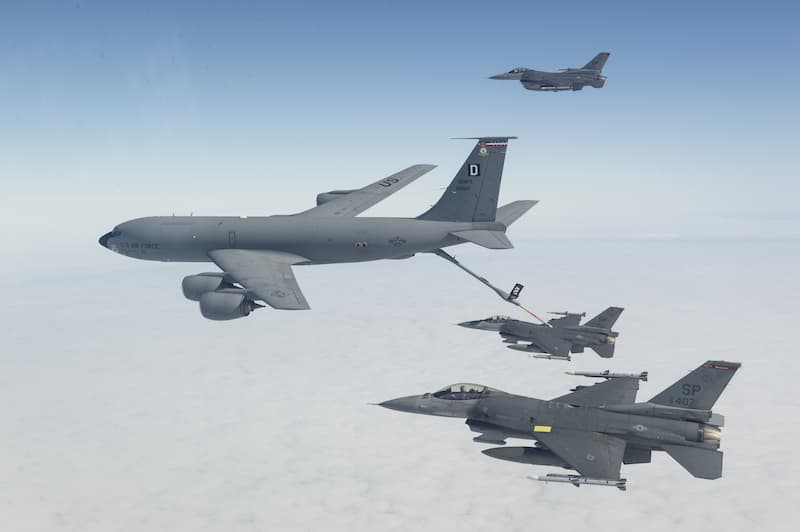 KC-135ストラトタンカーからF-16への空中給油（その1）