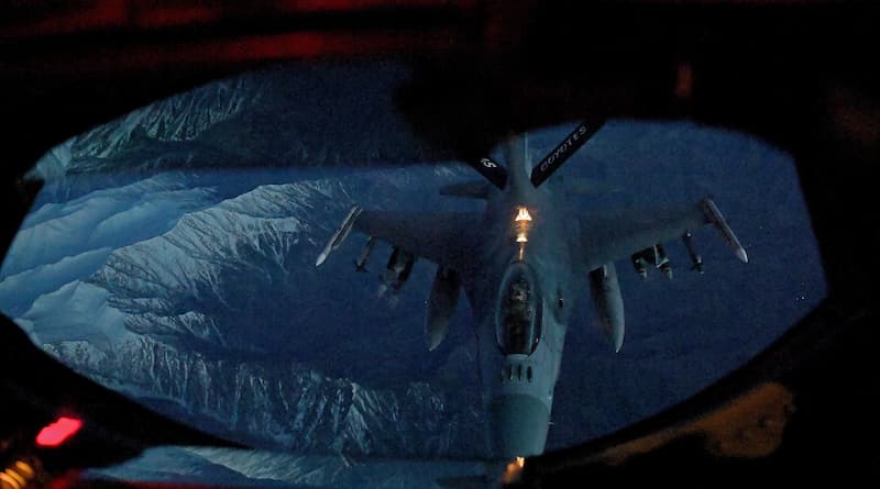 KC-135ストラトタンカーからF-16への空中給油（その3）