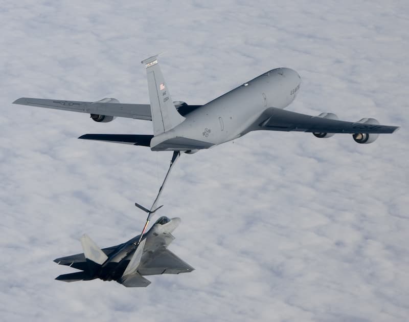 KC-135ストラトタンカーからF-22への空中給油（その2）