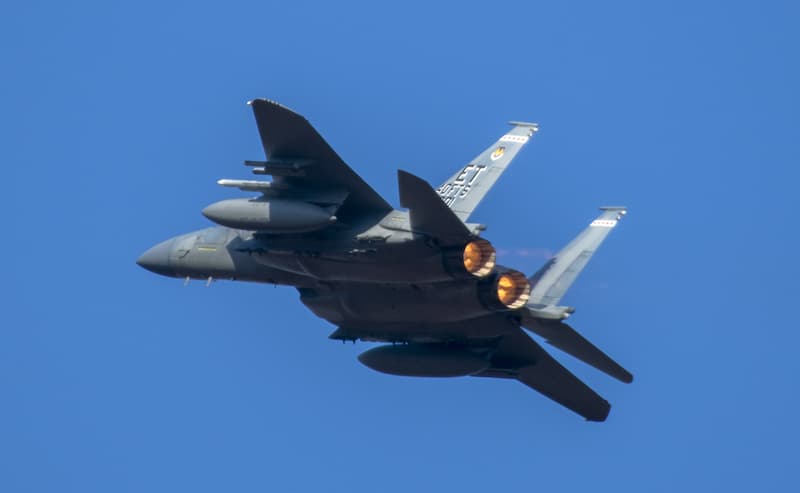 F-15EXイーグルIIの音響試験：急上昇（地上から離れていく）