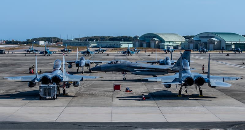 駐機中の米国空軍のF-15と航空自衛隊のF-2