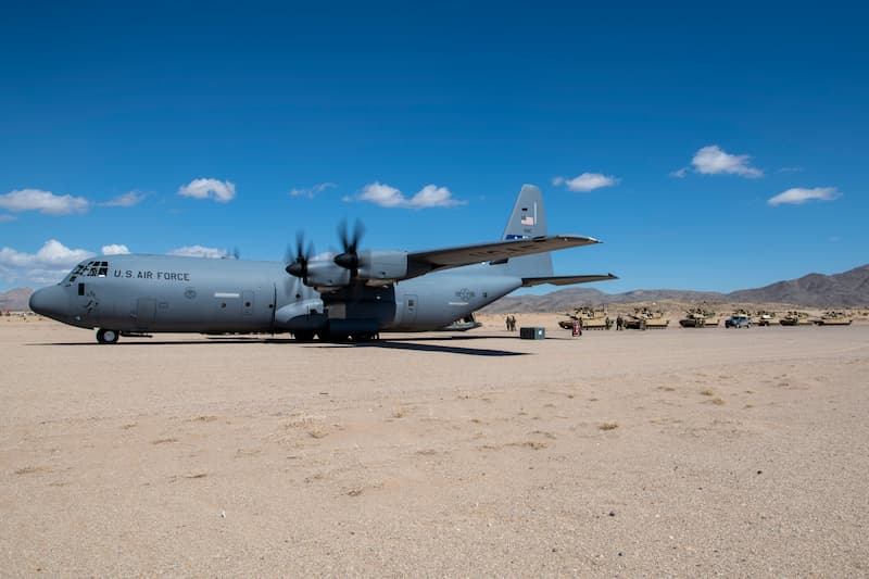 C-130J （スーパー・ハーキュリーズ）とM1A2（エイブラムス）